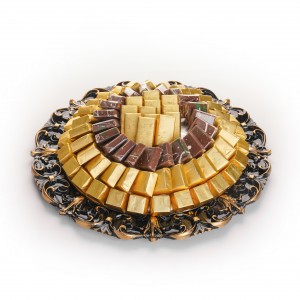 صينية اسود مزخرف مع شوكولاتة بلجيكية مغلف
